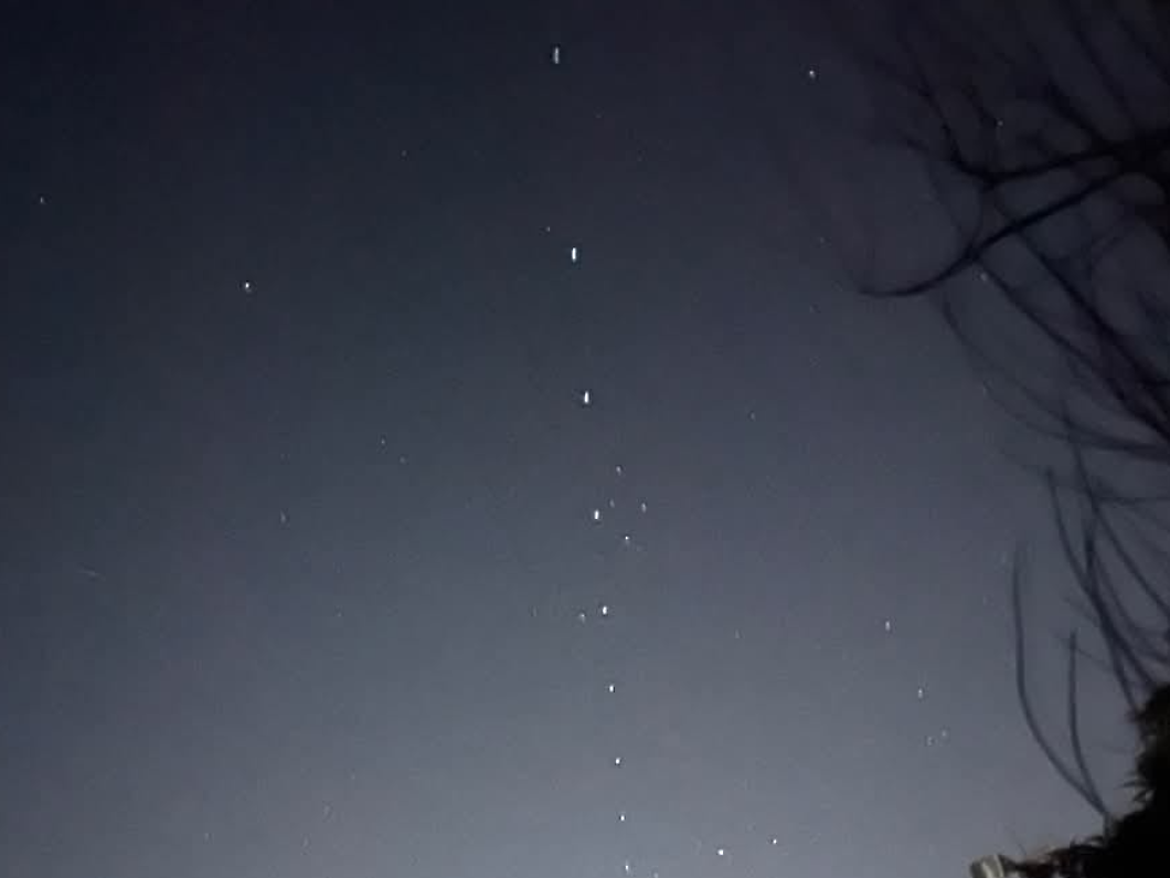 Grosseto, fila di luci nel cielo notturno della Maremma: ecco cosa sono