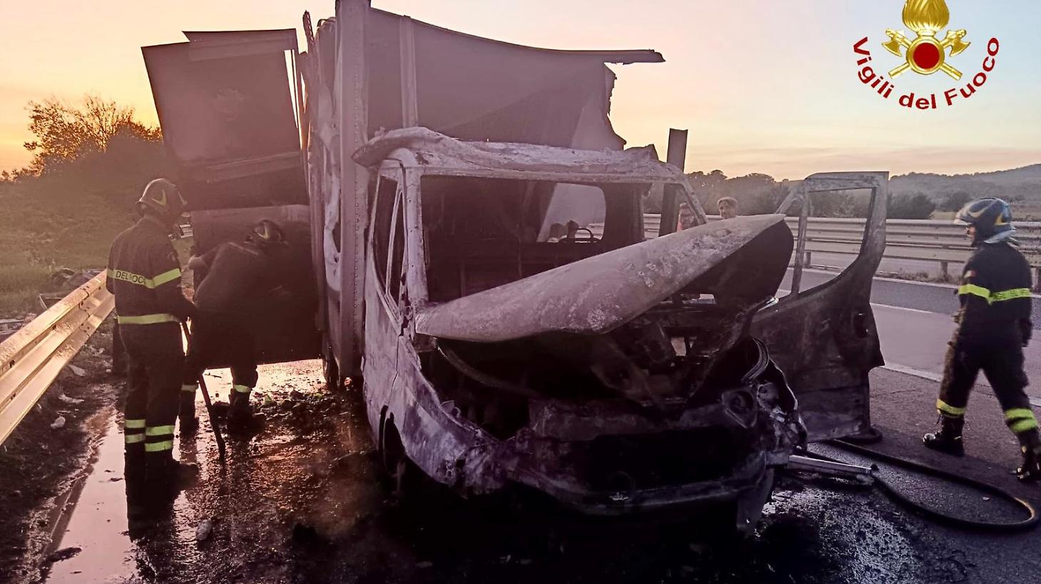 Furgone in fiamme sull'Aurelia con due persone a bordo