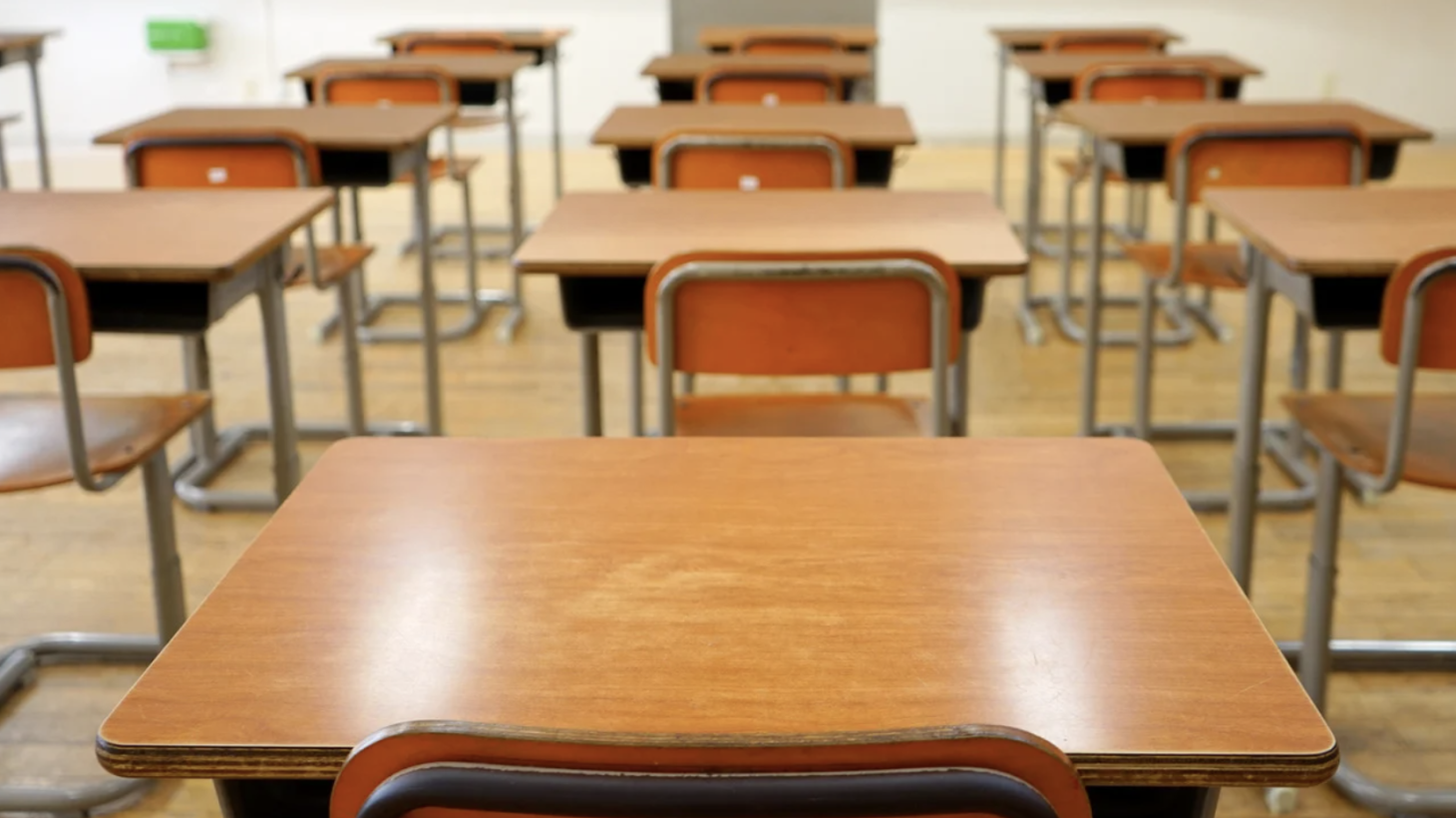 "Aule gelide, cattivi odori, spazi ridotti": genitori infuriati