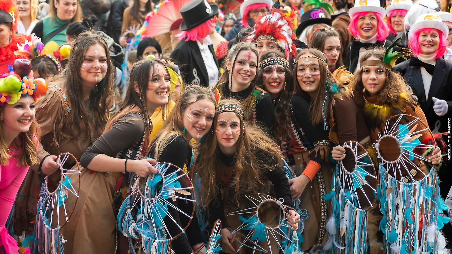 Il borgo che balla: tutti in maschera per il Carnevale 2026 tra storia e dj set a Pitigliano