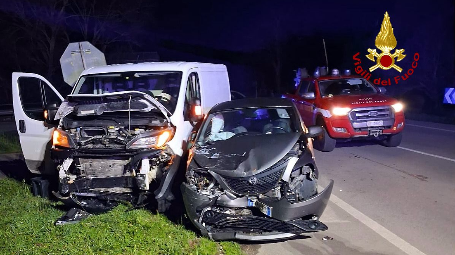Schianto sulla vecchia Aurelia: auto contro furgone, ferita una donna e un giovane