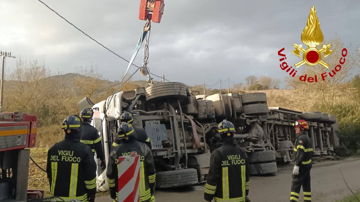 Mezzo pesante fuori controllo: 55enne trasportato in ospedale