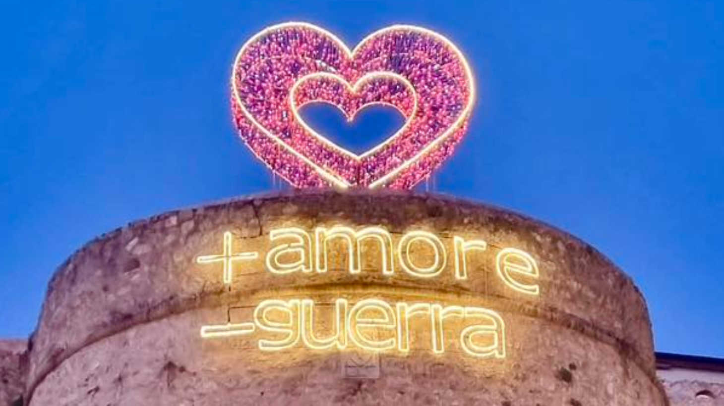 &ldquo;Pi&ugrave; amore, meno guerra&rdquo;: il messaggio luminoso sulle mura del paese