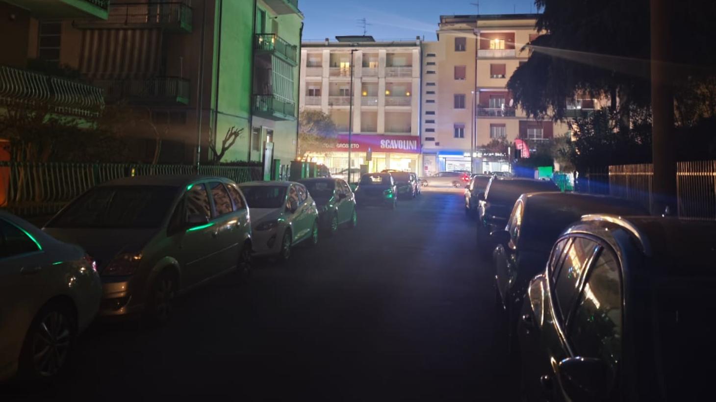 Via senza luce in citt&agrave;: &laquo;Sembra campagna, si cammina con il cellulare acceso&raquo;