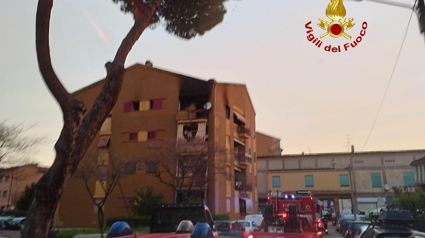 Casa in fiamme nella notte: donna ferita, palazzo evacuato