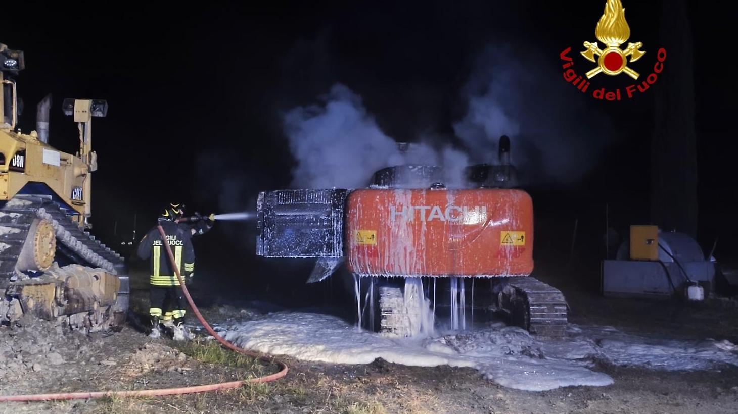 Incendio nell'azienda agricola: quattro mezzi carbonizzati, si cercano le cause