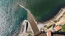 Orbetello, migliora la situazione della Laguna, il sindaco: "Installate le panne di contenimento"