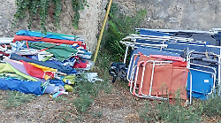 Orbetello, blitz sulla spiaggia: Polizia municipale e Guardia costiera sequestrano ombrelloni, sdraio, sedie