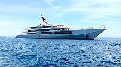 Porto Ercole, Steven Spielberg e il suo mega yacht di lusso nelle acque dell'Argentario