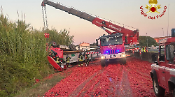 Orbetello, camion carico di pomodori si ribalta sull'Aurelia: grave il conducente, rimasto incastrato per ore nel mezzo