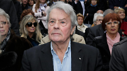 Morto Alain Delon, aveva 88 anni. Attore francese, sex symbol e icona del cinema: il ricordo di Claudia Cardinale