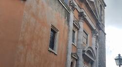 Manciano, dopo il fulmine che ha colpito il campanile il sindaco chiude la chiesa di San Leonardo
