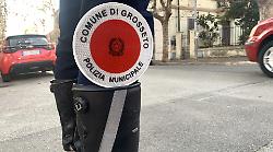 Grosseto, alla guida senza patente e assicurazione, fugge all'alt della Polizia