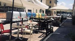 Grosseto, spostano i cassonetti davanti al bar in cui si mangia all'esterno: esercenti sul piede di guerra