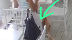 Follonica, si siede in pasticceria e le rubano la borsa. L'appello del figlio: "Aiutateci a ritrovarla"