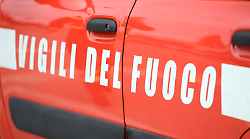 Vigili del Fuoco, due interventi in uno: spengono l'incendio di sterpaglie e mettono in sicurezza un'auto a fuoco sul ponte