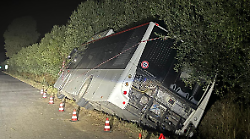 Grosseto, sterza per evitare un animale: autobus finisce fuori strada. Nessun ferito