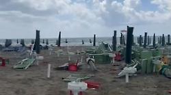 Grosseto, tromba marina si scaglia sui bagnetti della costa, ombrelloni e sdraio volano via. Video