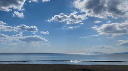 Follonica, il maltempo danneggia anche le spiagge: mezzi al lavoro per ripristinare la situazione