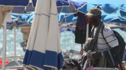 Toscana, una vita da vu cumpr&agrave;. Al&igrave; da 20 anni vende pashmine sulle spiagge: "Cos&igrave; mantengo mia moglie e le mie figlie"