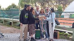 Massa Marittima, un nuovo defibrillatore per l'associazione Padel project: la donazione della multiservizi