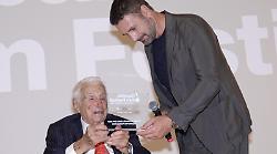 Capalbio, il premio all'eccellenza del Film Festival va al produttore Fulvio Lucisano: a consegnare il premio Roul Bova