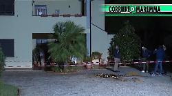 Orbetello, un doppio malore all'origine della morte di madre e figlio. Il video nella casa