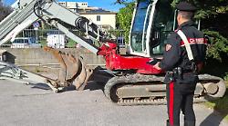 Orbetello, escavatore rubato in Lombardia rintracciato dai carabinieri sull'Aurelia e riconsegnato al proprietario