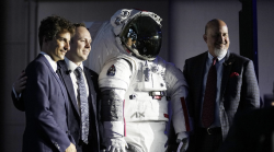 Prada sulla Luna: ha realizzato le tute spaziali per gli astronauti della missione Artemis III. Lorenzo Bertelli: "Avventura entusiasmante"