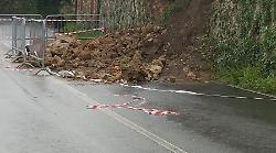 Massa Marittima, il maltempo non si placa: crolla un muro lungo la strada, in atto i lavori per ripristinarla