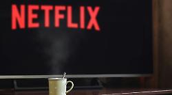 Netflix, ancora aumenti per gli abbonati: stangata per il piano premium che aumenta di due euro. I nuovi prezzi