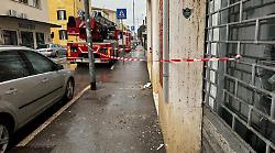Grosseto, crolla un pezzo di cornicione di un palazzo in via Roma