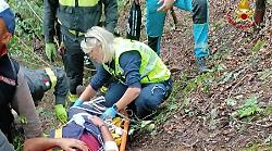 Magliano in Toscana, cade in dirupo e si ferisce ad una gamba, recuperato dai vigili del fuoco