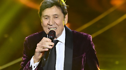 Gianni Morandi imbucato speciale alla festa di laurea di un ragazzo a Bologna: il video fa il giro del web