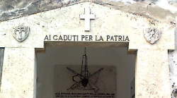 Grosseto, bruciato il tricolore del monumento ai Caduti a Batignano. Il sindaco: "Colpa di alcuni giovanotti brilli"