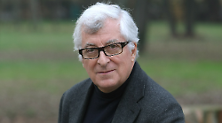 Prada, Patrizio Bertelli soddisfatto: "La nostra strategia continua a dare risultati". L'ad Andrea Guerra: "Confermiamo l'ambizione di crescita solida"