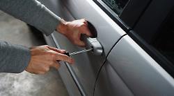 Auto svaligiata in pieno giorno mentre pranzano al ristorante: "Ci hanno portato via tutto, chi ha visto qualcosa ci aiuti"