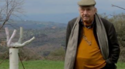 Morto Daniel Spoerri, aveva 94 anni. Seggiano piange l'artista del Giardino in cui le opere d'arte si fondono con la natura