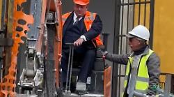 Grosseto, il sindaco Vivarelli Colonna su un escavatore ha dato il via ai lavori in via Saffi