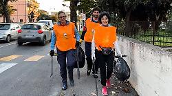 Follonica, cittadini si mettono in gioco contro rifiuti e inciviltà per amore della città. E l'amministrazione comunale ringrazia. Video