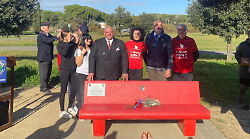 Grosseto, no alla violenza sulle donne: inaugurata la panchina rossa nel parco di via Giotto