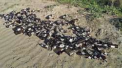 Follonica, sulla spiaggia davanti alla Colonia 170 bottiglie di vetro abbandonate