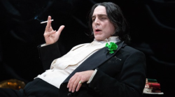 Daniele Pecci, ospite da Caterina Balivo a La Volta Buona in tv per presentare lo spettacolo teatrale Divagazioni e Delizie