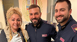 La Polizia di Stato trova un piccolo falco sulla strada