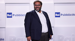 Peppone Calabrese, ospite da Caterina Balivo a La Volta Buona su Rai 1. Il conduttore ha presentato il suo  libro all'evento Umbrialibri a Terni