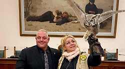 Grosseto, la falconiera e il gufo Horus: Daniela Seravalle riceve un premio prestigioso