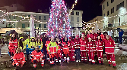 Grosseto, gli alberi di Natale si accendono grazie al gioco di squadra dei volontari