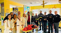 Grosseto, sorrisi e doni per i piccoli ricoverati in pediatria, grazie alla Polizia di Stato e Toys Center
