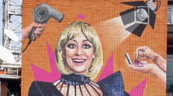 Il murale per Raffaella Carrà firmato dallo street artist Piskv, svelato in diretta tv a La Volta Buona su Rai 1