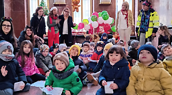 Grosseto, i bambini affidano le letterine per Babbo Natale a Poste italiane 
